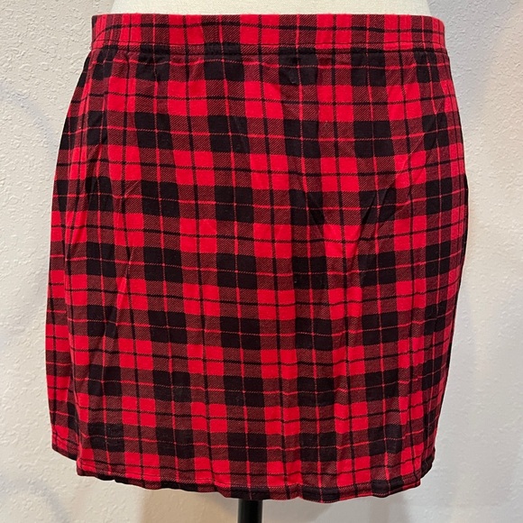 Boohoo Dresses & Skirts - Boohoo Red and Black Mini Plaid Skirt Sz 12 Large